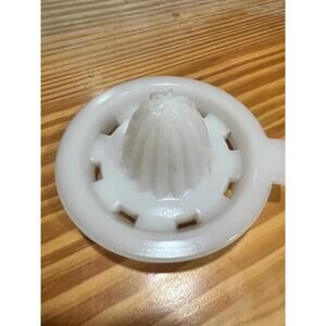 Vintage  McKee Milk glass Reamer Top 5" x 2 1/2"  Mint Condition